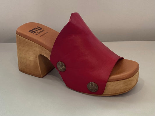 BTU DAISY CLOG