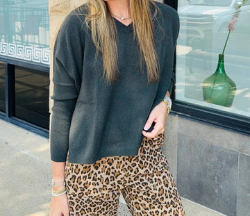 OVERSIZED VEE SWEATER 081125